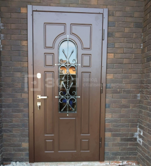 Красивая дверь со стеклопакетом и коваными элементами - фото